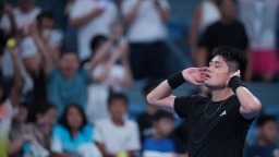 杭州網球公開賽：吳易昺逆轉梅德韋傑夫挺進四強