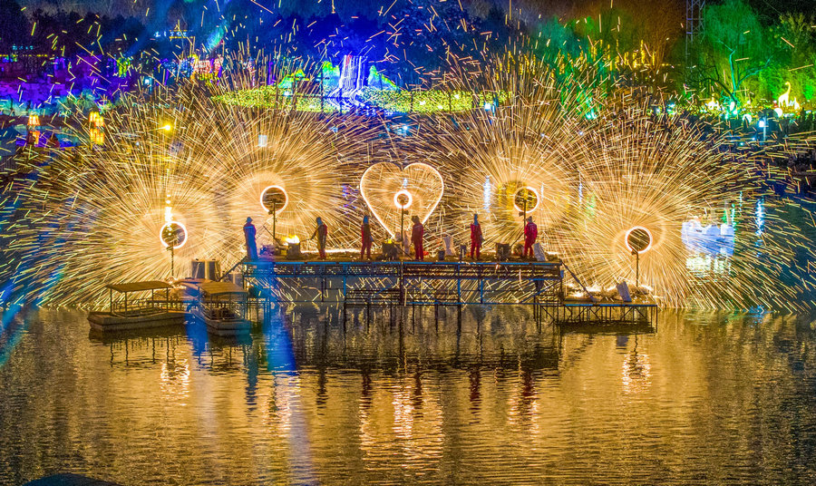 洛陽元宵氛圍拉滿!隋唐城遺址植物園裏賞花燈看打鐵花 流光溢彩鬧佳節