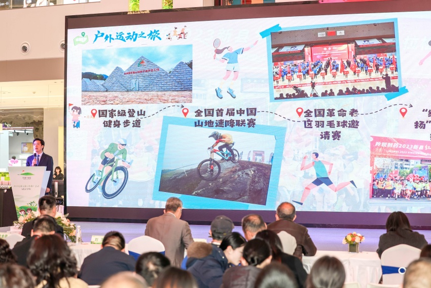 2025信陽文旅宣傳推廣活動(武漢專場)成功舉辦_fororder_新縣縣委常委、宣傳部部長、副縣長余長江為武漢市民介紹新縣五條精品旅遊線路(新縣文化廣電和旅遊局供圖)