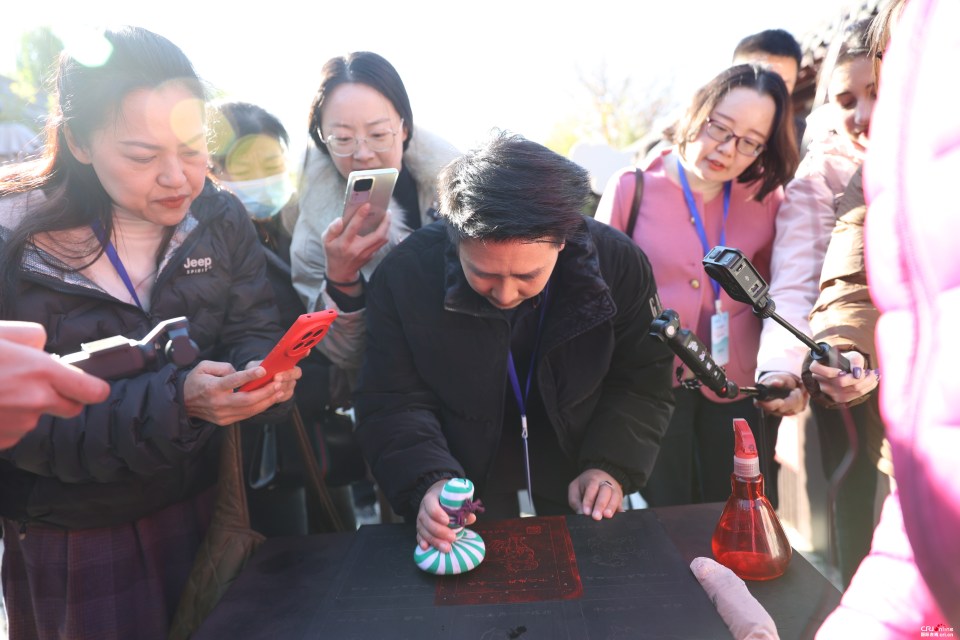 【2025打卡中國】外國網紅“創作魂”燃了！集體“入坑”中國書法拓印