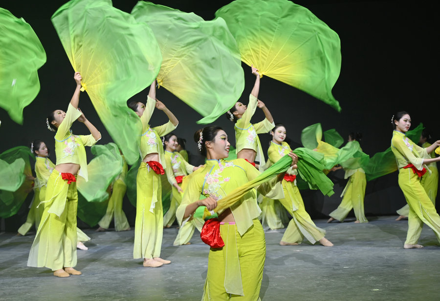 信陽市新縣第六屆紅城好聲音頒獎盛典舉行 老中青少同臺唱響時代新聲_fororder_精彩的演出(焦漢平 攝)