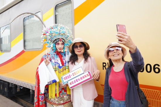 “中原鐵道・大河之南號”特色旅遊列車首發_fororder_乘客與表演者互動合影 攝影 崔軒豪