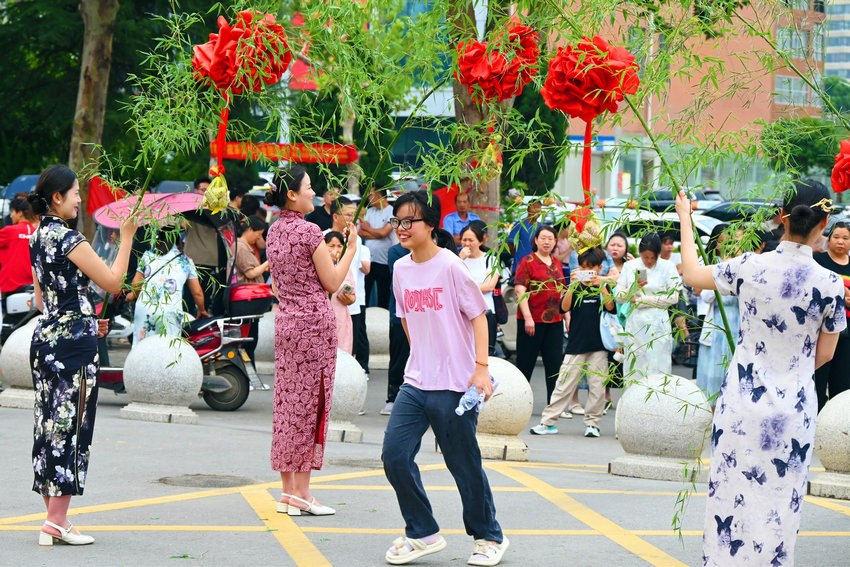 南陽市社旗縣：6000學子共赴“青春之約”_fororder_考生通過志願者搭建的“旗開得勝 一舉高中”祝福門 攝影 申鴻皓