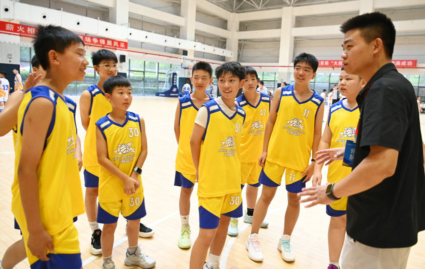 首屆“大別山杯”青少年籃球賽圓滿收官_fororder_交流“戰術”（焦漢平 攝）