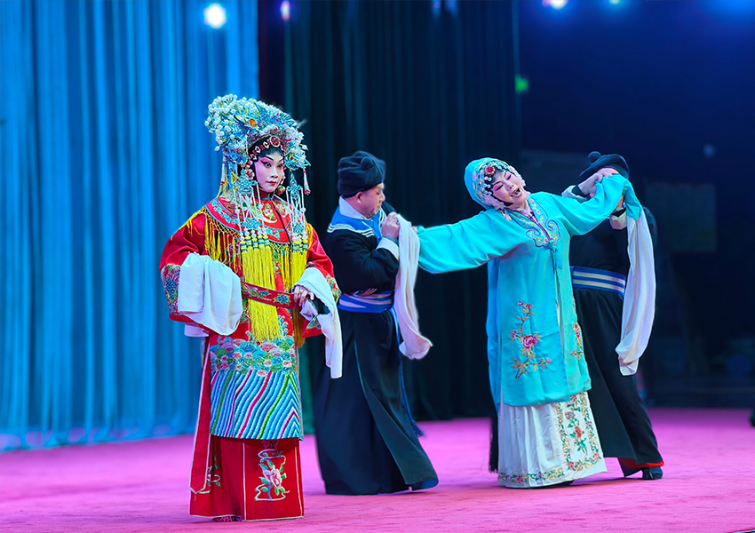 三門峽市澠池縣曲劇團破解發展困局 賦能傳統戲曲新生_fororder_《啞女告狀》演出現場,演員們在臺上傾情演繹 攝影 王保龍