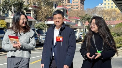 出席河南省十四屆人大三次會議的代表報到
