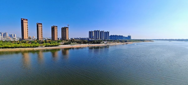 南陽新野：“幸福河湖”映照百姓甜美生活_fororder_一灣碧水穿城而過 攝影 李樂才