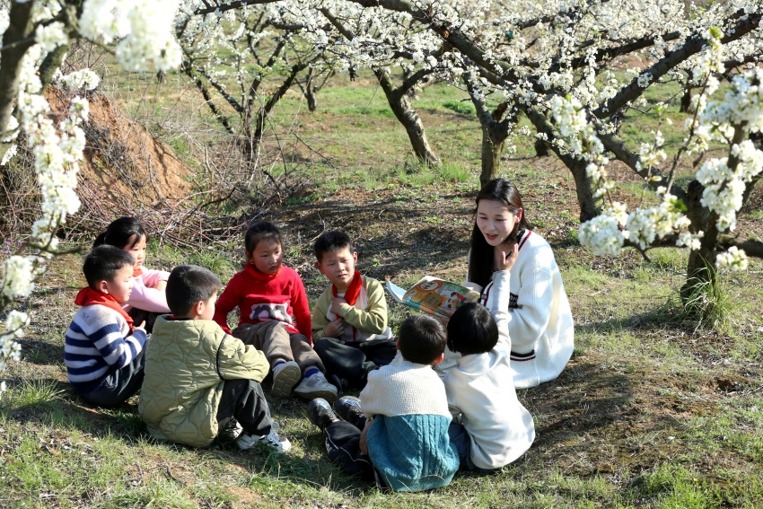 信陽市商城縣：課堂搬進春天裏_fororder_老師帶著孩子們在大自然中感受春天的美好 遊家明 攝