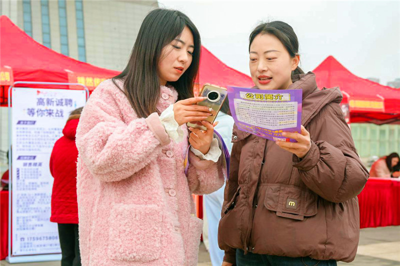 南陽市社旗縣：“春風”送崗 “職”等你來_fororder_供需雙方對接崗位 攝影 申鴻皓