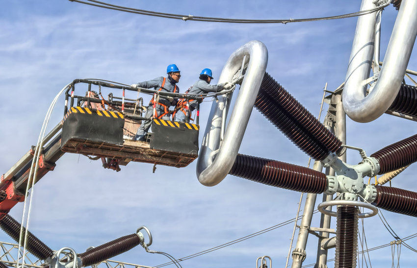 全力攻堅75天 河南省內首次換流站大型綜合技改項目完成_fororder_圖片説明：安裝單元I斷路器（和歡）_副本