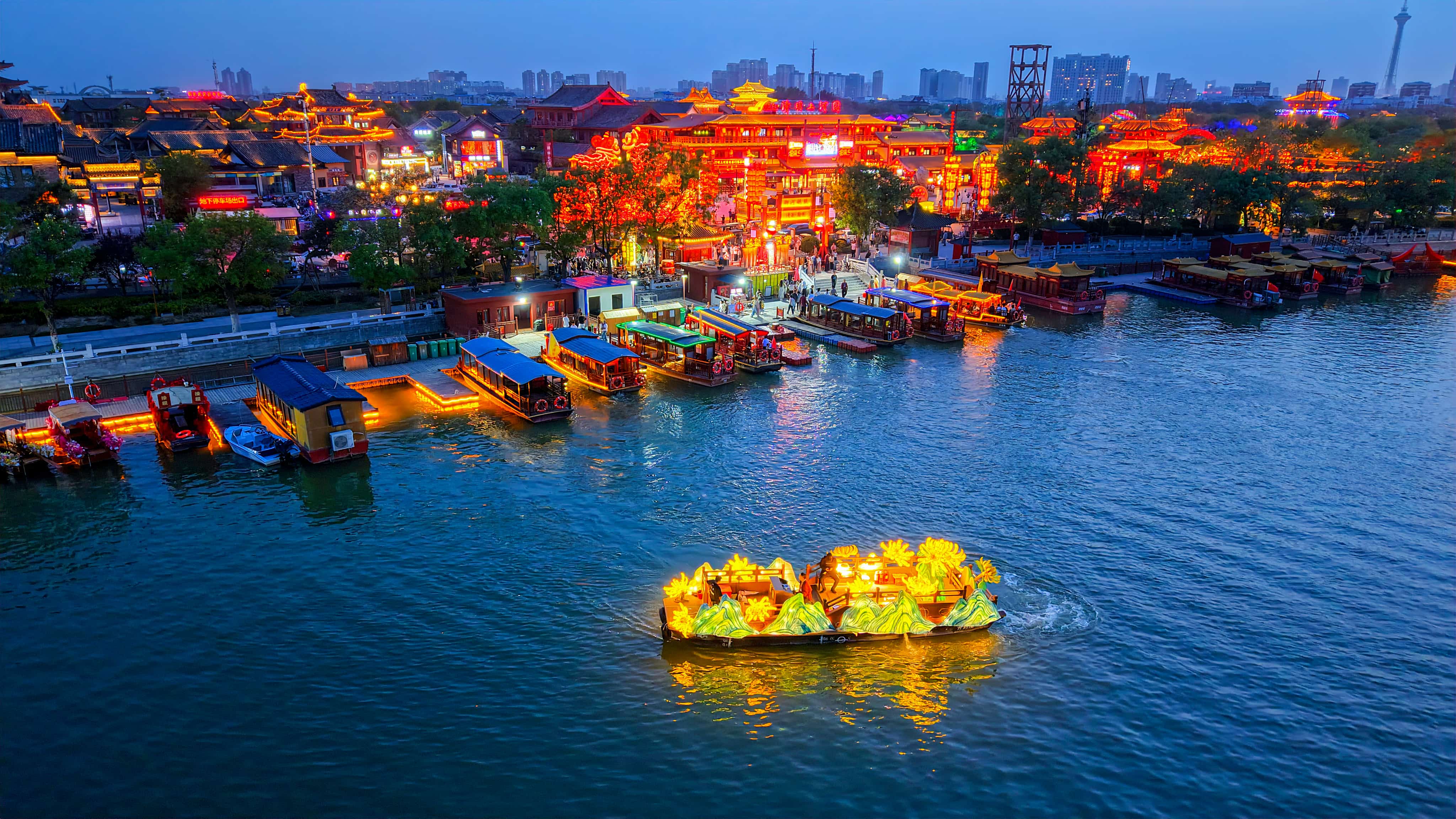 夜遊龍亭湖：綵燈遊船映汴梁 水上舞臺展風華