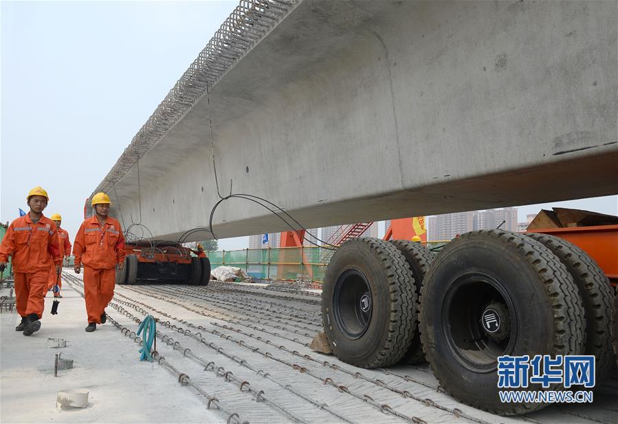 【焦點圖 顯示圖在稿件最下方】陜西省首條城際鐵路開始架梁