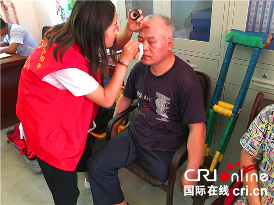 活動_fororder_攝影隊為準備拍照的群眾化粧_副本
