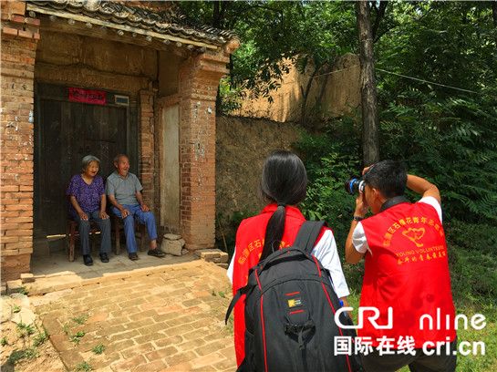 攝影團隊為行動不便的老人上門拍攝_fororder_攝影團隊為行動不便的老人上門拍攝_副本