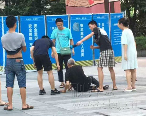【社會民生 列表】老人步行街摔倒 兩小夥上前幫扶
