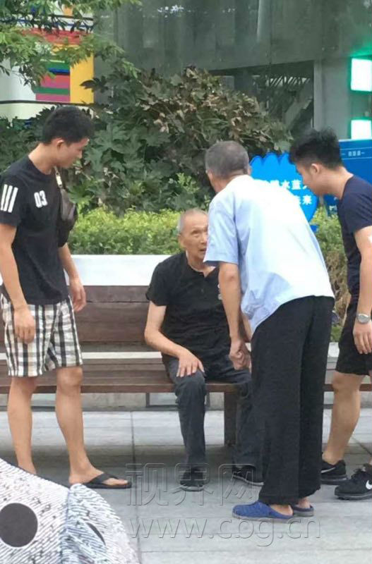 【社會民生 列表】老人步行街摔倒 兩小夥上前幫扶