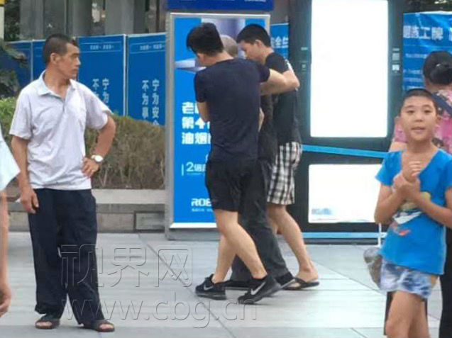 【社會民生 列表】老人步行街摔倒 兩小夥上前幫扶