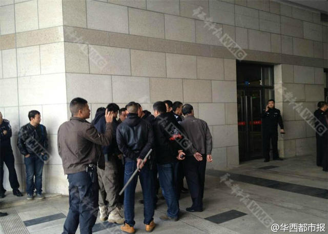 成都一男子將清潔工劫持到衛生間與警方對峙