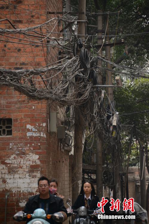 南寧最大城中村電線雜亂如蛛網