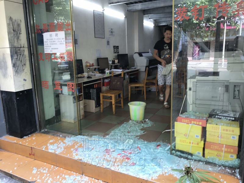 【社會民生 列表】鋼化玻璃爆碎 門市老闆手臂被劃傷