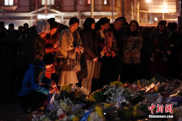 上海踩踏事件遇難者家屬前往事發地哀悼