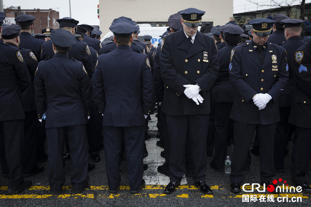 紐約遇襲華裔警員葬禮舉行 數百警員“轉身”抗議市長
