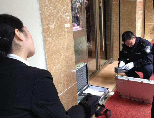 男子持槍搶劫金店70多萬飾品 全程僅1分多鐘