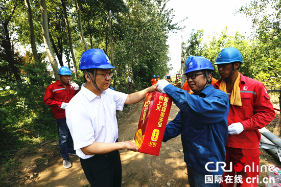 濱州供電公司冒高溫推進配電線路建設工程_fororder_為工作人員送去清涼飲品
