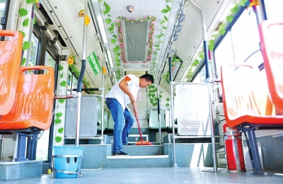 【河南在線列表】鄭州900路公交車長李琛每天用中英文雙語報站