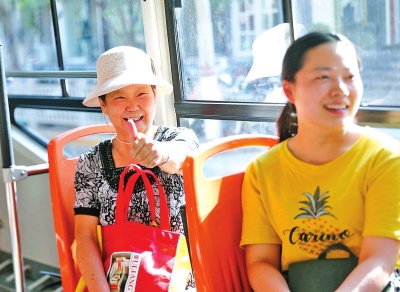 【河南在線列表】鄭州900路公交車長李琛每天用中英文雙語報站