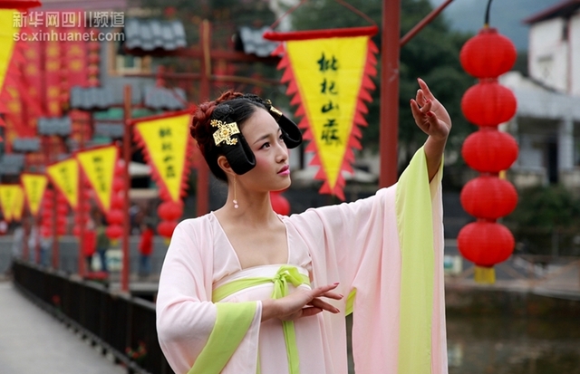 四川村姑扮“武媚娘”亮相農家樂