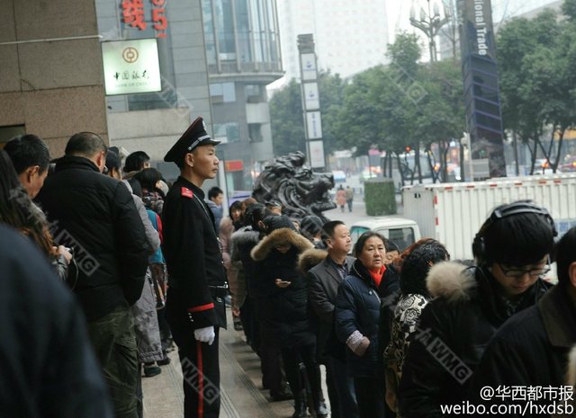 “羊年”賀歲普通紀念幣正式發行 各地民眾熱情兌換