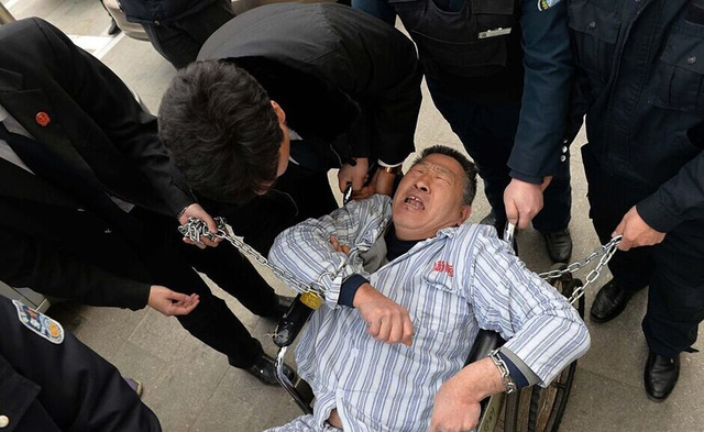 北京一男子鐵鏈鎖身賴醫院病床近3年 被強執抬走