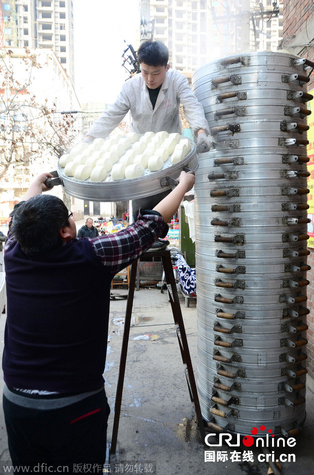 河南許昌一饅頭店疊29層蒸籠 千余饅頭40分鐘蒸熟