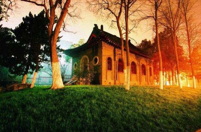 【教育·創客 圖 顯示圖在稿件最下方】錯把校園當公園 爆滿高校遊到底遊了啥?