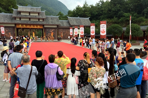【文化標題摘要】武陵山大裂谷避暑“要你好看” 文化味滲進清涼世界