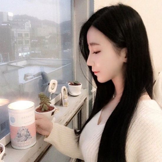 韓國"雪肌女實習老師"爆紅 魔鬼身材羨煞眾人