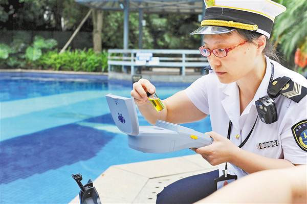【社會民生 列表】執法人員突擊檢查游泳池衛生條件