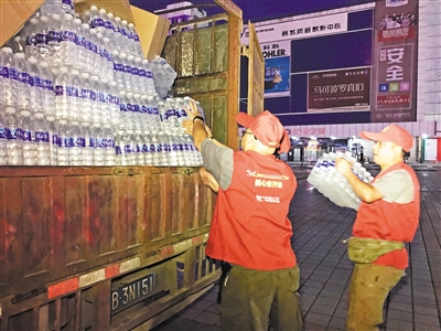 【區縣聯動】【渝中】渝中志願者運送救援物資連夜趕赴九寨溝災區【區縣聯動】【渝中】渝中志願者運送救援物資趕赴九寨溝災區