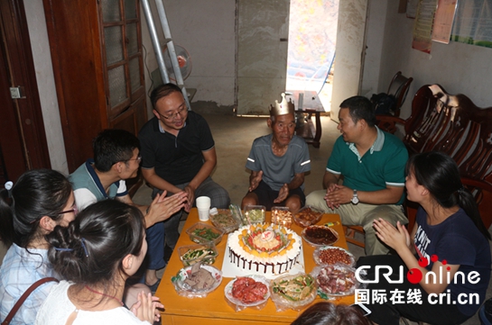 臨潼老人迎70歲生日   一群“親戚”為其慶生_fororder_1