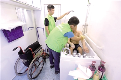【社會民生】健康快車進社區 幫行動不便的居民洗澡