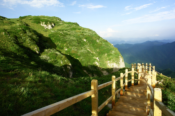 紫柏山岩谷地貌奇異，自然風景秀麗，野生動植物較多，森林覆蓋面積4000公頃。_fororder_140802