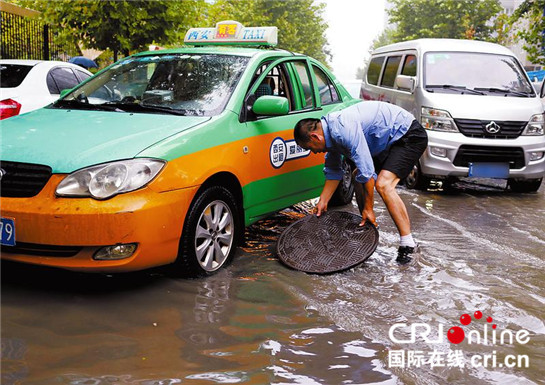 雨中情 小車趴窩 交警推車_fororder_ee22367478aad344943debdd33712a3b_img_51_585_399_283