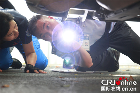 已過審【cri專稿圖文】炎炎烈日下重慶交巡警印象——酷與苦