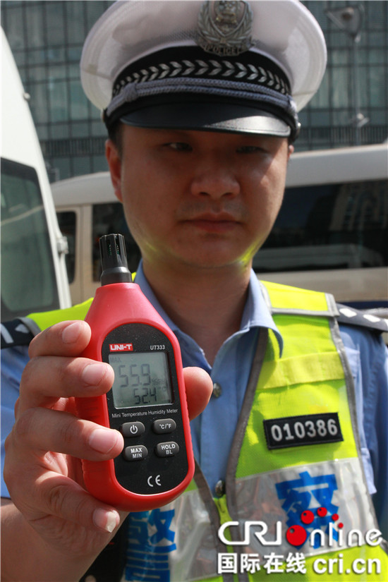 已過審【cri專稿圖文】炎炎烈日下重慶交巡警印象——酷與苦