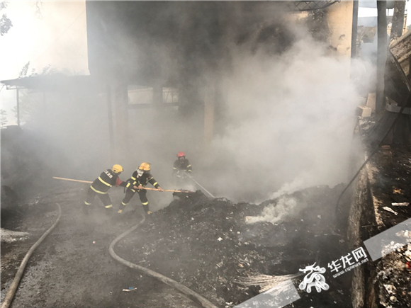 【法制安全 列表】黔江：廢品收購站淩晨起火 未造成人員傷亡