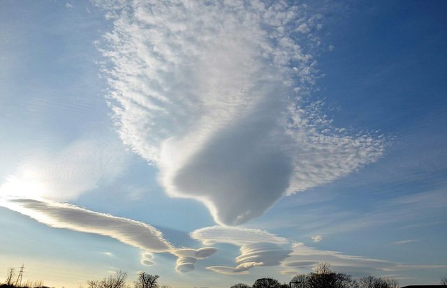 英國高空現罕見飛碟雲 形如UFO