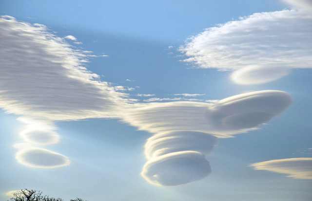 英國高空現罕見飛碟雲 形如UFO