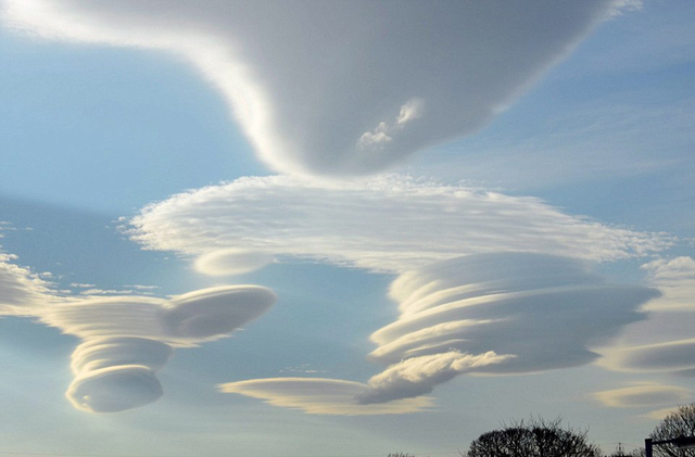 英國高空現罕見飛碟雲 形如UFO