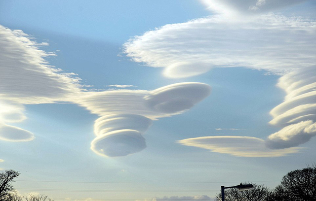 英國高空現罕見飛碟雲 形如UFO